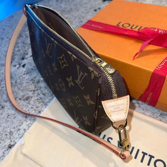 Louis Vuitton Pochette Accessoire Monogram - Picture 7 of 10